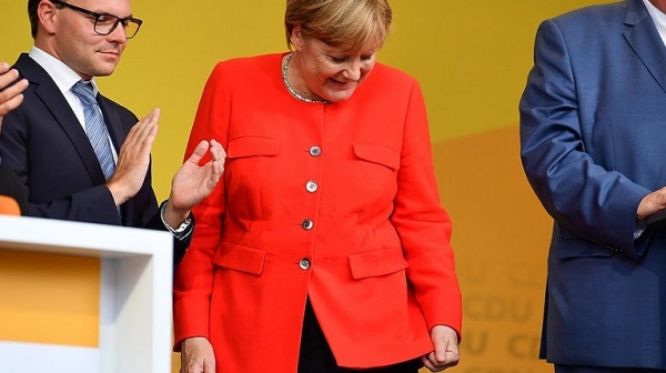 Замериха Ангела Меркел с домати на предизборно събрание
