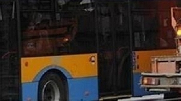 Катастрофа между тролей и автобус в София, ранена жена