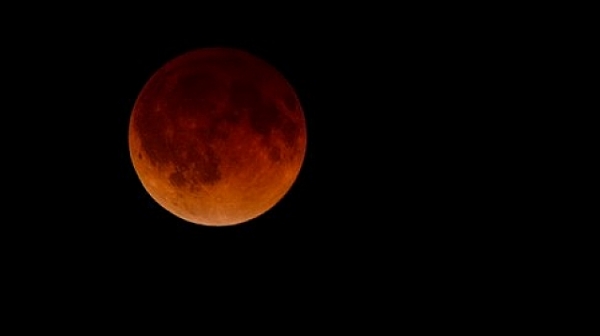 Кървава луна и лунно затъмнение