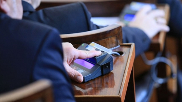 Парламентът гласува Изборния кодекс и избира шеф на КФН