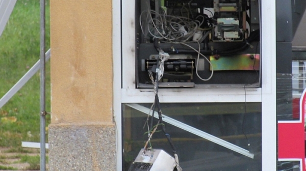 Взривиха банкомат в Сапарева баня, крадците се крият в Боснек, един е задържан