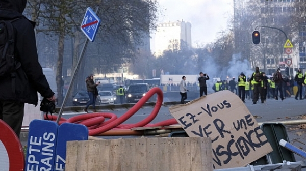 Украинската служба за сигурност: Русия организира протестите в Париж