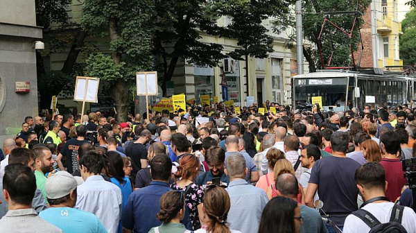 Стотици викат ”Гешев е позор” под прозорците на ВСС