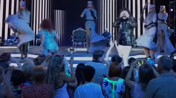 Пищна рускиня танцува по гащички на концерт на Филип Киркоров (Видео)