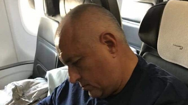 Снимка как Борисов реди пасианс в самолета стана хит в социалните мрежи