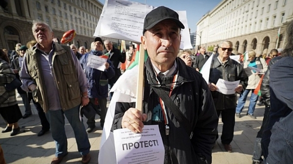 Протестиращи срещу ниските доходи и пенсии блокираха движението по булевард „Дондуков”