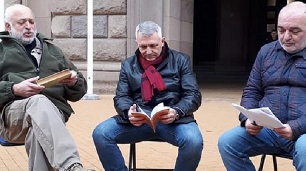 Четат книги на Борисов и тиквите  пред Министерския съвет