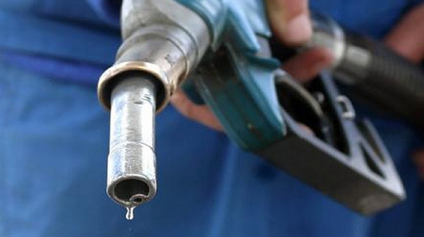 След старта на протестите, цената на бензина пада