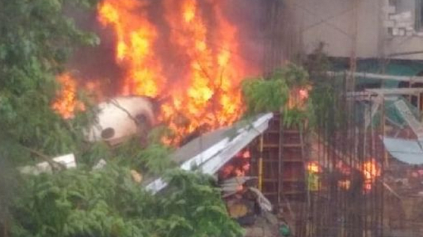 Правителствен самолет се разби в Индия, петима загинаха