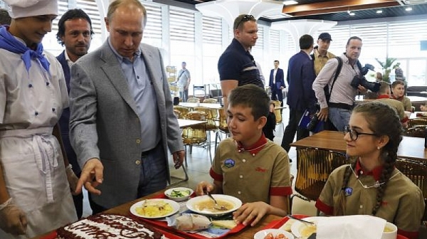 Миришете вино ли? Путин кастри шефове на лагера „Артек”