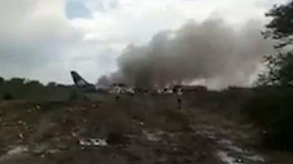 Самолет с близо 100 пътници се разби в Мексико
