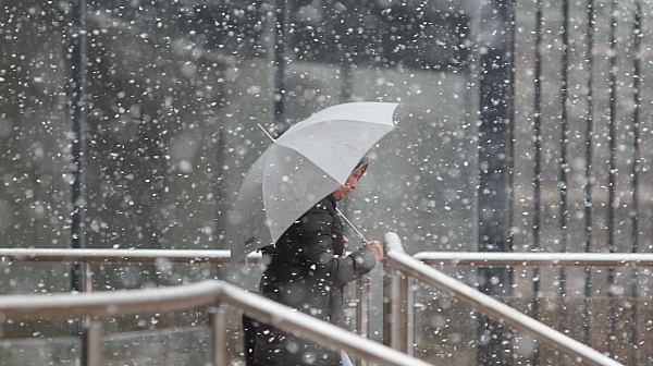 АПИ: От неделя – снеговалежи и силен вятър, шофьорите да внимават