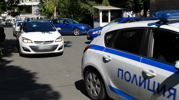 Дрогиран шофьор без книжка блъсна полицай в София