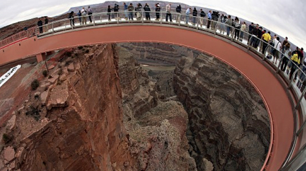Мъж скочи от стъкления мост над Гранд каньон