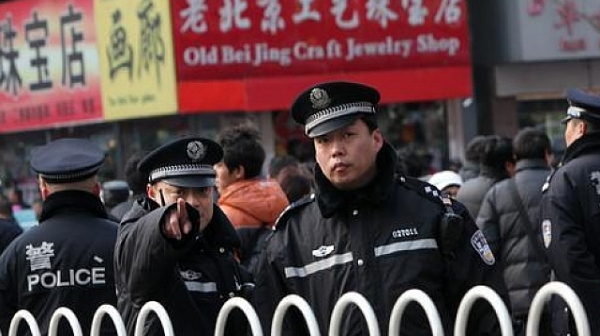 Въоръжен с нож мъж взе заложници в автобус в Китай