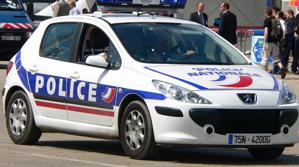 Неуспешен атентат: мъж опита да прегази хора пред джамия в Париж