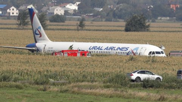 Руски самолет кацна аварийно в царевична нива