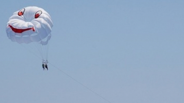 Двама души паднаха от парашут в гора край Созопол