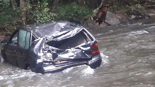 Пътен инцидент завърши с падане на кола в Перловска река
