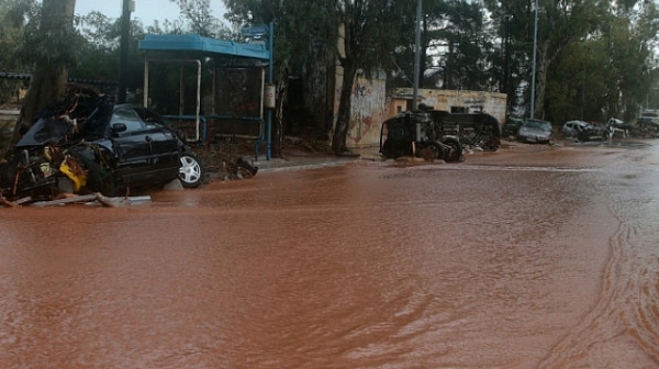 Силен дъжд и внезапни наводнения в централна Гърция