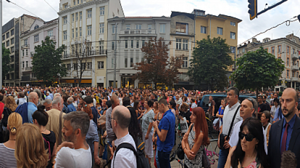 Площадът пред съда в София не побира протестиращите срещу Гешев