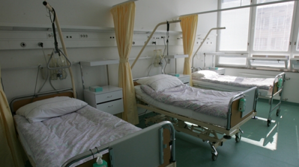 Сестрите в три отделения на болницата в Пловдив се готвят да напуснат, взимат 600 лв.