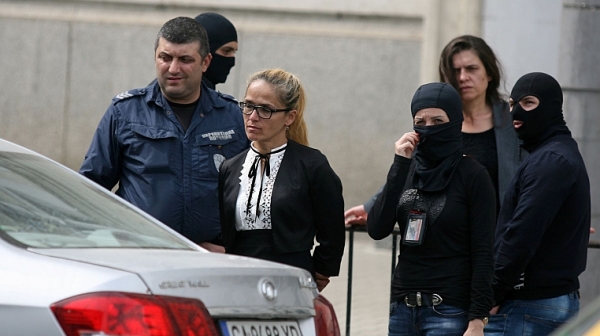 Надзиратели наблюдавали Иванчева и Петрова като ползват тоалетна в ареста