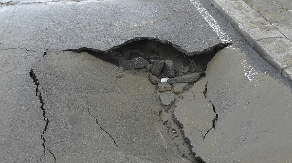 Кола и автобус катастрофираха в дупка на пътя в Младост - София