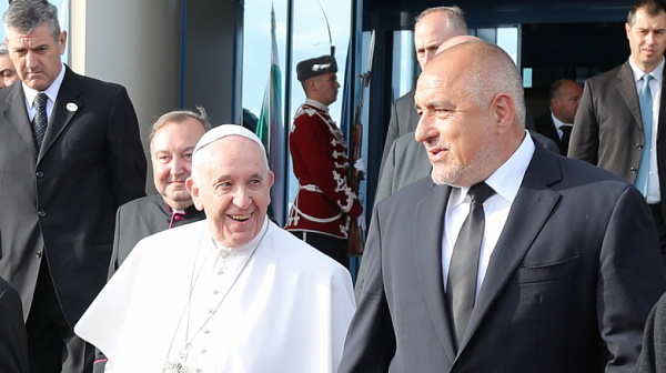 Премиерът изпрати папа Франциск за Скопие