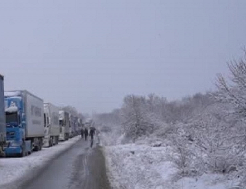 Сняг и катастрофи блокираха международния път Е 79 Тирове бяха