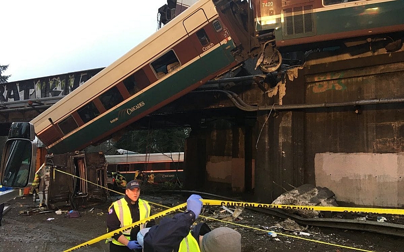 Пътнически влак дерайлира в САЩ и падна върху главната магистрала