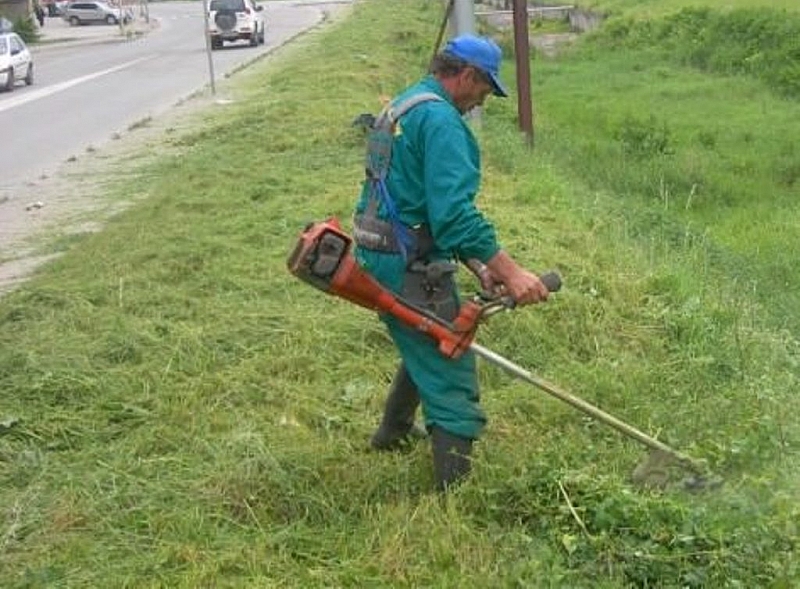 Въпреки засиления трафик по АМ Тракия работници косят тревата покрай
