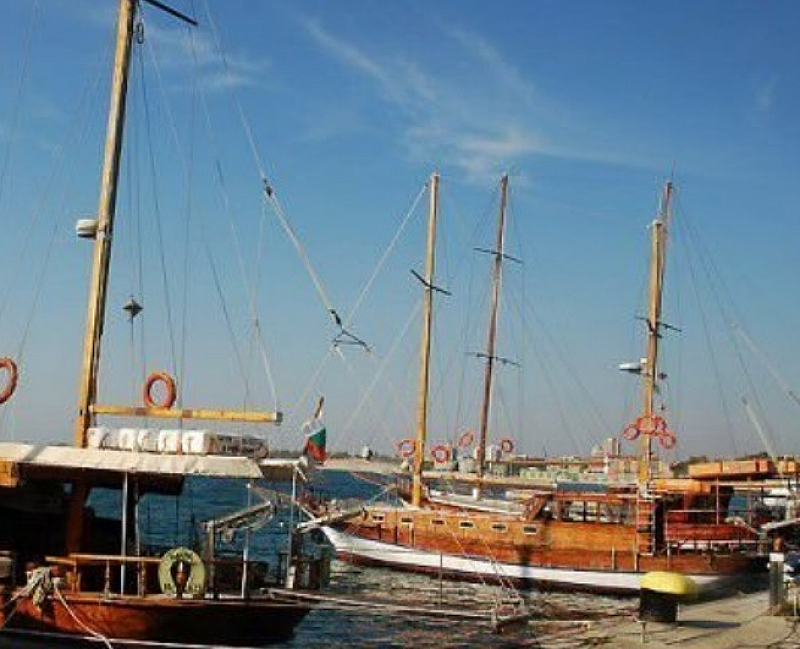 Морската администрация във Варна проверява атракционните корабчета които превозват туристи