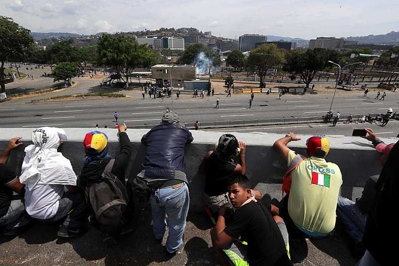 Напрежението във Венецуела се покачва В столицата Каракас избухнаха сблъсъци