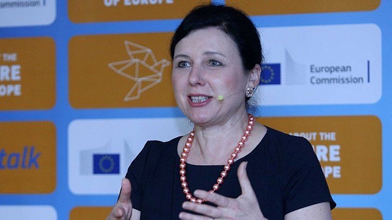 Европейският комисар по правосъдието Вера Йоурова призова румънското правителство да