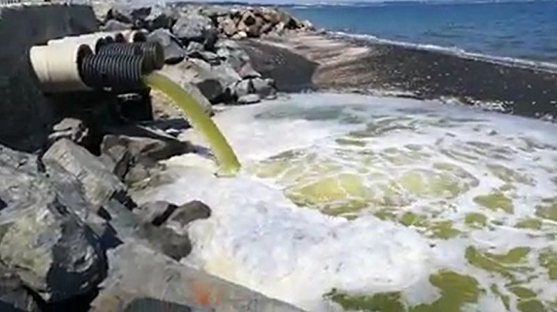 Зелени отпадни води се изливат в морето край Бургас Тръбата от