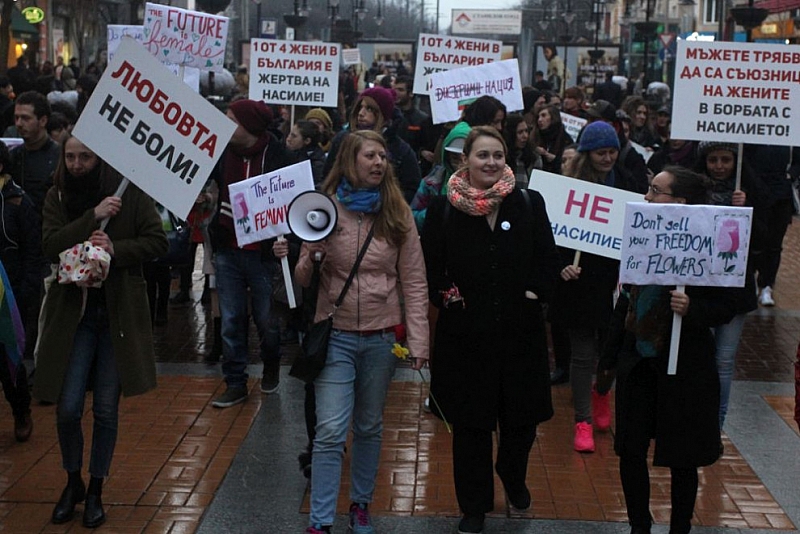 Протест срещу насилието над жените в България ще затвори Орлов