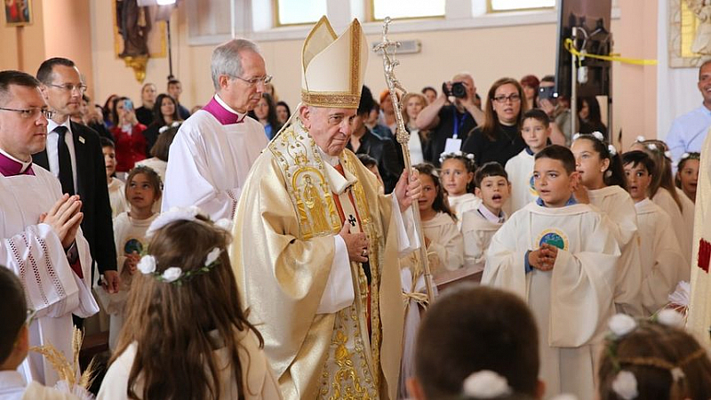 Папа Франциск дава първо причастие на 250 деца в Раковски