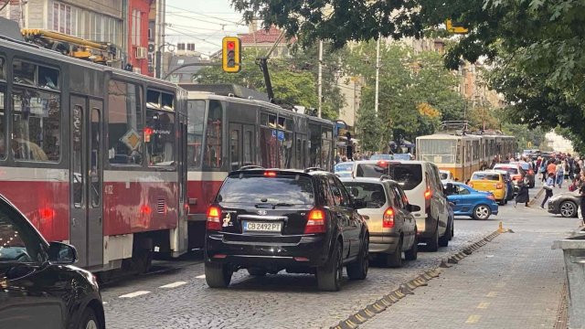 Градската администрация забранява престоя и паркирането с изключение на автомобилите