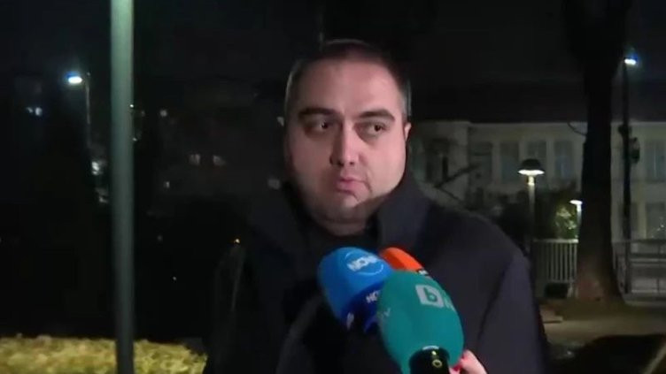 Заседанието започна със закъснение тъй като на обвиняемия му прилоша