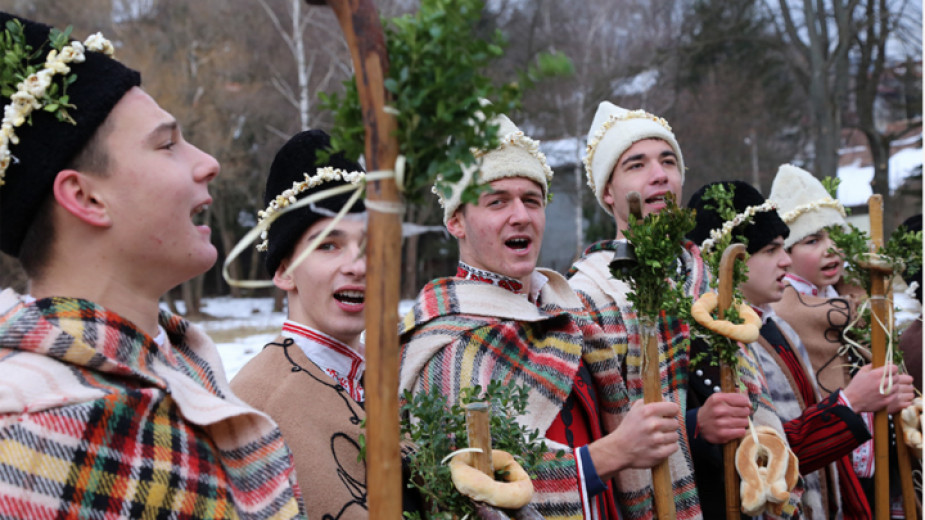 Христос се ражда в скромни условия а първите които научават