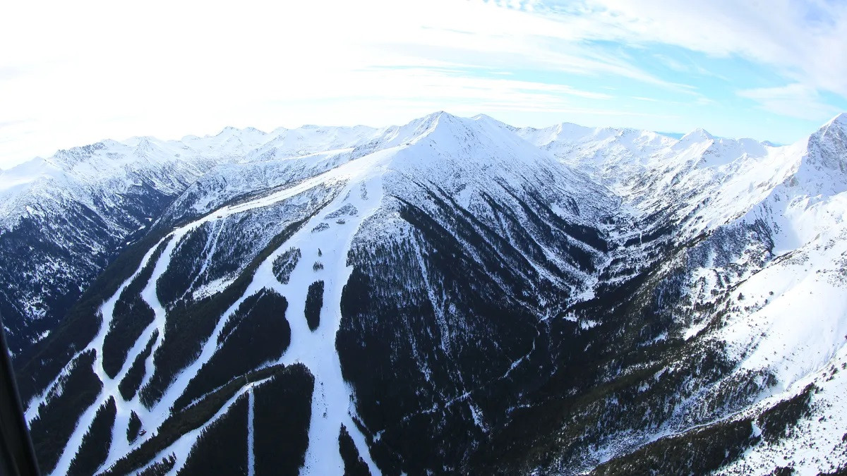 По данни на ПСС в планините духа умерен вятър а
