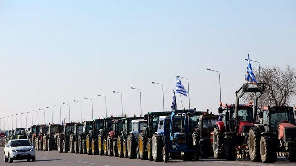 По данни на гръцките гранични власти преминаването на тежкотоварни автомобили