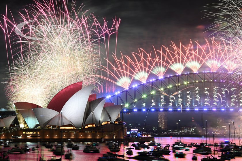 Петминутното шоу включваше 3500 фойерверки изстреляни от различни етажи на