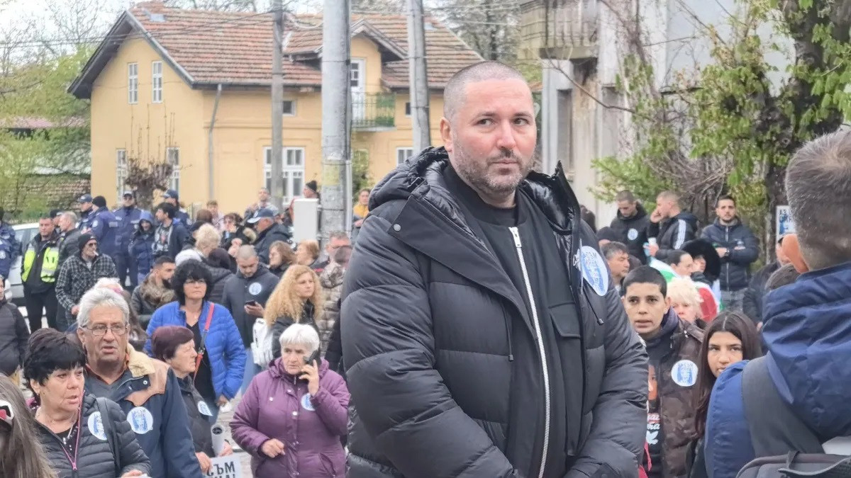 Списанието припомня че бащата на Сияна реши да основе фондация