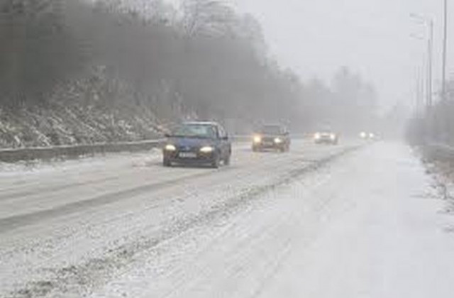 Снегопочистващите машини работят за да осигурят безопасното преминаване на автомобилите