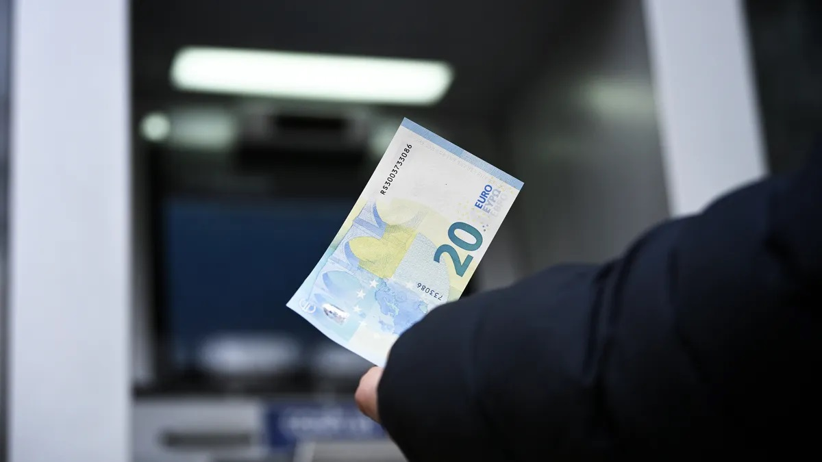 Той цитира експресно проучване на асоциацията в десет банки което