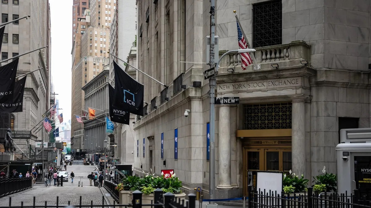 На Уолстрийт индексът Dow Jones се понижи със 728 пункта