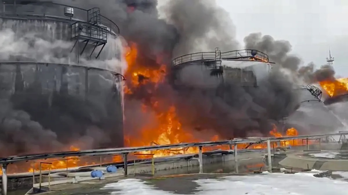 Четири резервоара с гориво се запалили а пожарникарите са успели