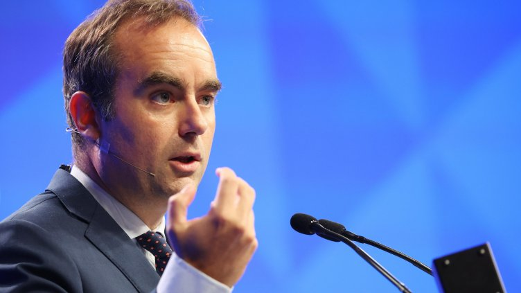 Премиерът Себастиан Льокорню обаче ще продължи да използва член 49